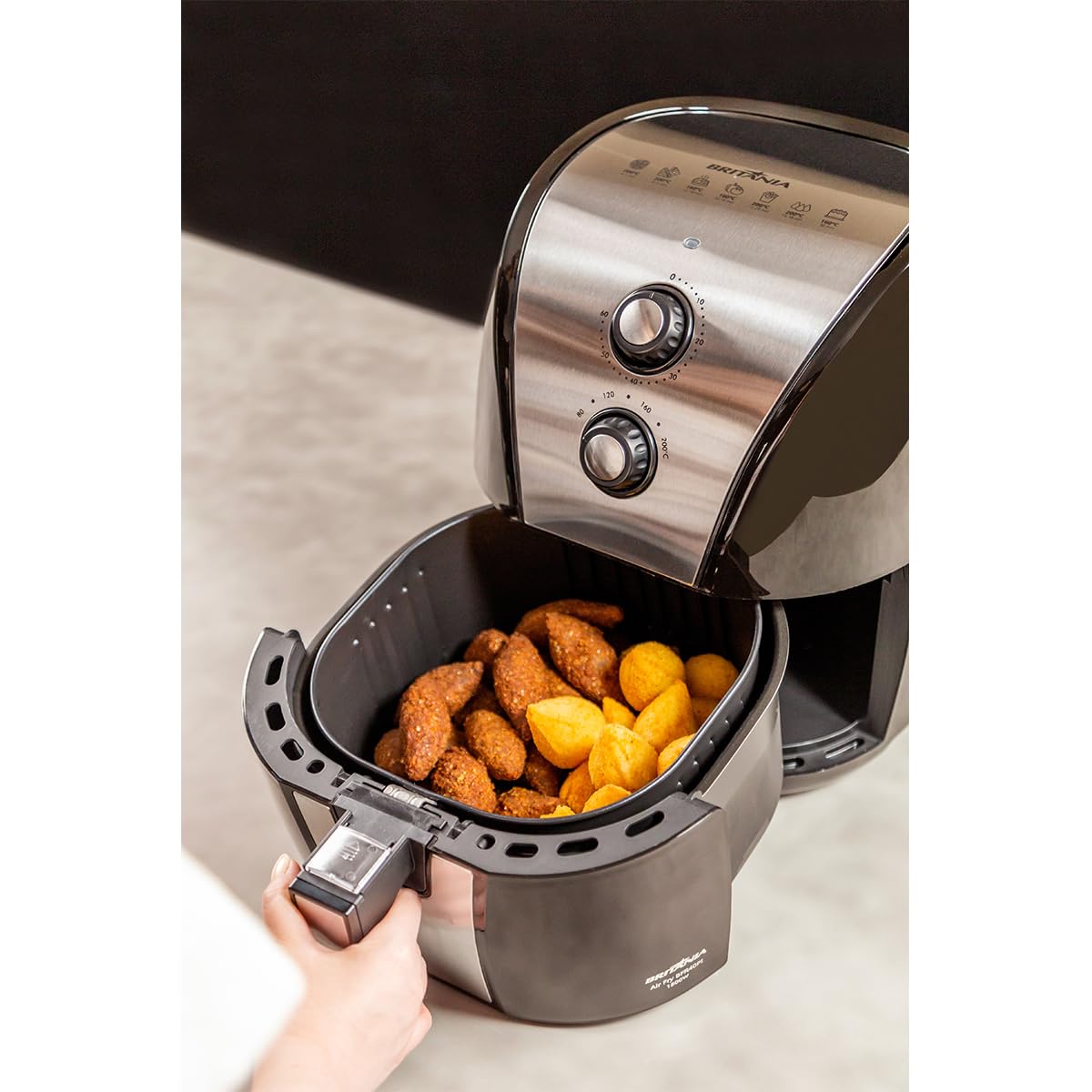 Fritadeira Air Fryer 5L Britânia BFR40PI Preta 127V